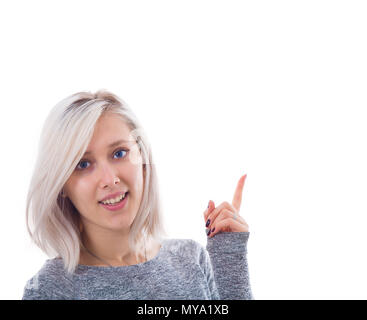 Close up portrait of smiling woman pointant son doigt vers le haut isolé sur fond blanc. Montrant avec l'index. Banque D'Images