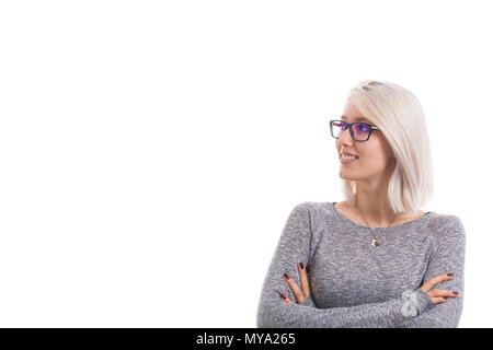 Close up portrait of smiling student girl avec bras croisés, portant des lunettes. Femme blonde avec succès pensant avoir idée nouvelle. Banque D'Images