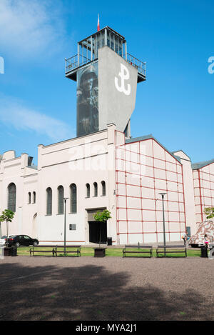 Musée de l'Insurrection de Varsovie, vue de l'édifice du musée montrant la tour d'observation avec des peuples de l'Armée de l'Intérieur sur le côté symbole, Varsovie, Pologne. Banque D'Images
