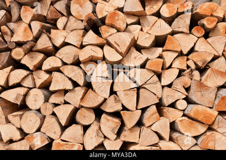 Arrière-plan de journaux empilés, haché sec utilisé pour le bois de chauffage. Banque D'Images