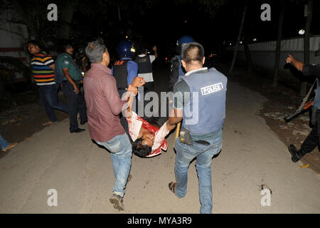 Dhaka, Bangladesh - 01 juillet 2016 : police effectue un homme blessé près du restaurant Boulangerie artisanale Holey lors d'une attaque par des hommes armés non identifiés dans l'Adh Banque D'Images