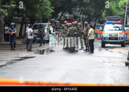 Dhaka, Bangladesh - 01 juillet 2016 Bangladesh : le personnel de sécurité se tenir sur des véhicules blindés après s militants otages dans un restaurant populaire Banque D'Images