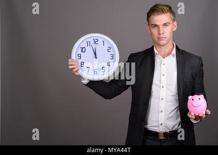 Beau jeune homme aux cheveux blonds portant plainte contre Banque D'Images