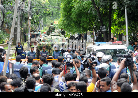 Dhaka, Bangladesh - 01 juillet 2016 Bangladesh : le personnel de sécurité se tenir sur des véhicules blindés après s militants otages dans un restaurant populaire Banque D'Images