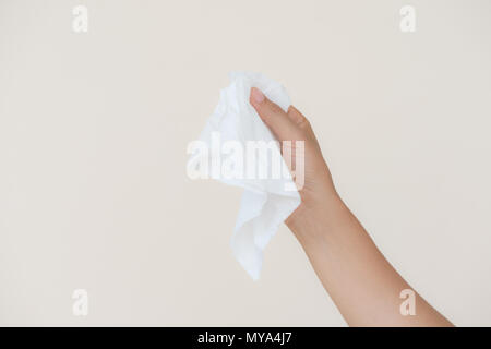 Woman hand holding ou prendre du papier de soie blanc. Banque D'Images