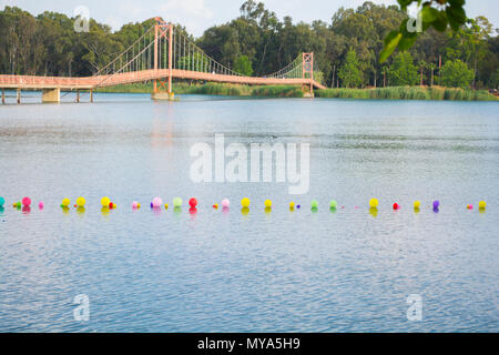 Ballons colorés sur fond de l'eau et pont-levis Banque D'Images