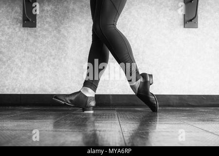 Version noir et blanc de talon orteil en stand claquettes au cours de danse Banque D'Images