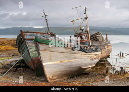 Les bateaux de pêche et chalutiers abandonnés dans le son de Mill près de Salen sur l'île de Mull, Highlands, Scotland, UK Banque D'Images