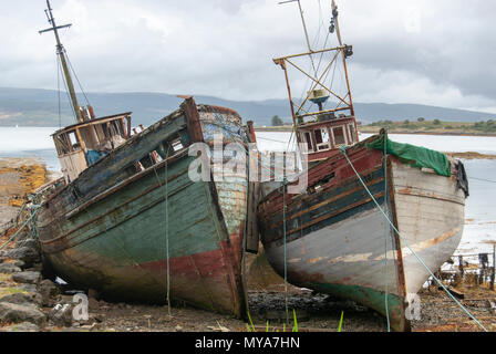 Les bateaux de pêche et chalutiers abandonnés dans le son de Mill près de Salen sur l'île de Mull, Highlands, Scotland, UK Banque D'Images