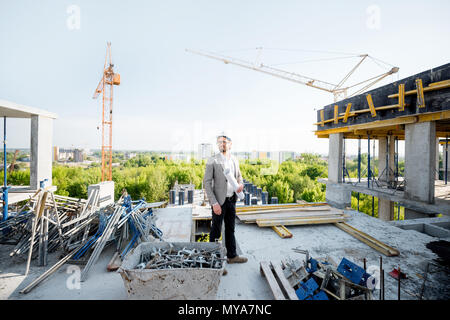 Homme avec chambre de dessins sur la structure Banque D'Images
