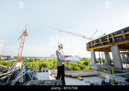 Homme avec chambre de dessins sur la structure Banque D'Images