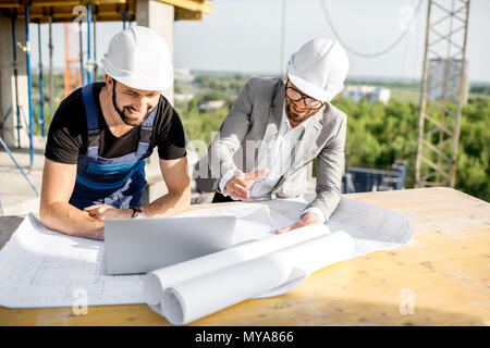 Ingénieur avec travailleur sur le chantier de construction Banque D'Images