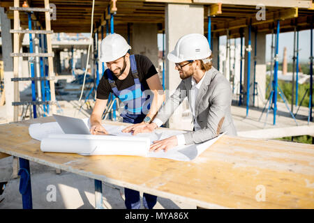Ingénieur avec travailleur sur le chantier de construction Banque D'Images