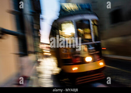 Lisbonne, Portugal - 07 mai, 2018 : Motion blured tram à Lisbonne, Portugal . Banque D'Images