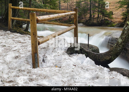 Le bébé sur le canal de la rivière Pemigewasset dans Franconia Notch State Park de Lincoln, New Hampshire pendant les mois de printemps. Cet élément naturel est loc Banque D'Images