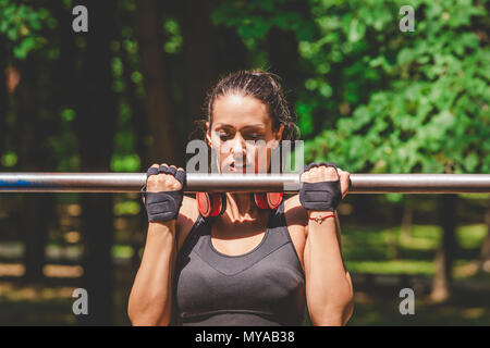 Portrait de femme pullups remise en forme dans la nature. Banque D'Images