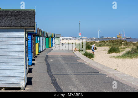 Cabines de plage de couleur pastel vers la plage de sable à Lowestoft, Suffolk Banque D'Images