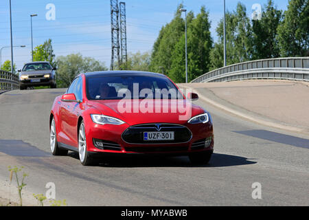 Tesla Model S rouge lecteurs de voiture électrique sur le pont dans l'environnement urbain, un jour ensoleillé de l'été à Salo, Finlande - le 3 juin 2018. Banque D'Images