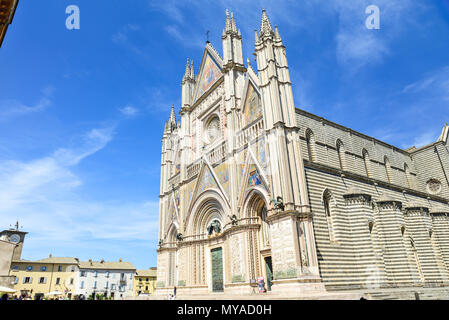 Façade de la Cathédrale de Duomo di Orvieto Orvieto (Italie). Construction de style gothique dédiée à la Madonna Banque D'Images