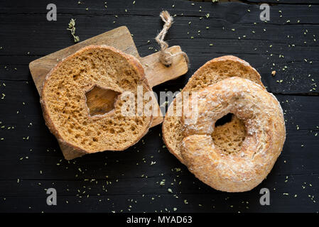 Pain séché appelé freselle, trempées dans l'eau d'être servi avec de l'huile d'olive et de tranches de tomate, thon et olives Banque D'Images