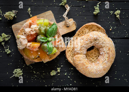 Pain séché appelé freselle, trempées dans l'eau d'être servi avec de l'huile d'olive et de tranches de tomate, thon et olives Banque D'Images