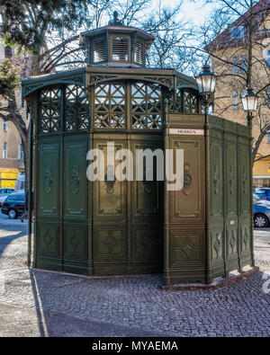 Rüdesheimer Platz de Berlin. Toilettes - Café Achteck historique construit à partir de vestiges de l'ancien à l'urinoir Goslarer Platz, Octotagonal toilettes en fonte Banque D'Images