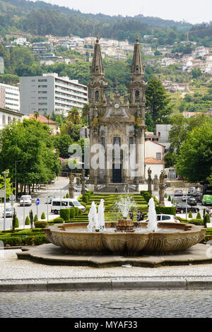 Vue de la façade ouest de Nossa Senhora da Consolação e dos Santos Passos Church, Guimarães, Portugal. Banque D'Images