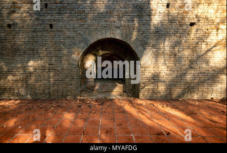 Tunnel en briques anciennes. Emprisonné prisonnier prisonnier. Banque D'Images