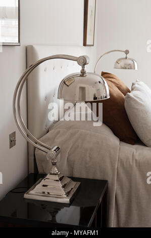 Lampes correspondantes à côté d'un lit double Banque D'Images