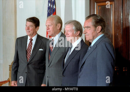 10/8/1981 Quatre Présidents (Reagan Carter Ford Nixon) posent pour un portrait avant de partir pour l'Egypte et le Président Anwar Sadat's Funeral Banque D'Images