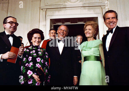 Le président Nixon, Pat Nixon, président et Mme Giulio Andreotti, de l'Italie présentent après Frank Sinatra's East prix performance. 17 avril 1973. Banque D'Images