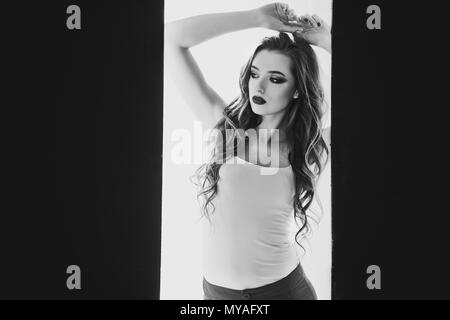 Photo en noir et blanc d'une belle femme dans une porte 1 Banque D'Images