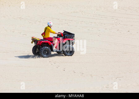 RNLI Lifeguard à cheval Honda TRX quad le long de la plage à Bournemouth Beach, Dorset UK, lors d'une chaude journée ensoleillée en juin Banque D'Images