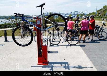 Station de réparation vélo public au quai des Cageux, sur la Promenade Samuel de Champlain cycle path à Québec, Canada Banque D'Images