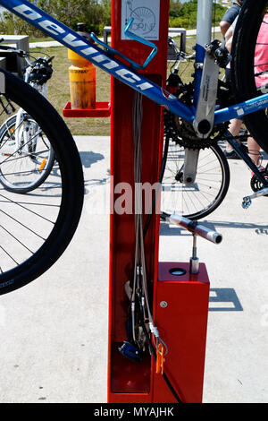 Station de réparation vélo public au quai des Cageux, sur la Promenade Samuel de Champlain cycle path à Québec, Canada Banque D'Images