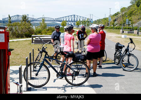 Les cyclistes sur la Promenade Samuel de Champlain, dans la ville de Québec, avec le fleuve Saint-Laurent, à Pont du pont de Québec au-delà Banque D'Images