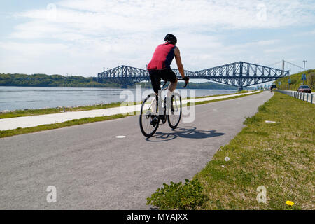 Les cyclistes sur la Promenade Samuel de Champlain, dans la ville de Québec, avec le fleuve Saint-Laurent, à Pont du pont de Québec au-delà Banque D'Images
