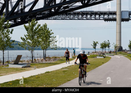 Les cyclistes sur la Promenade Samuel de Champlain, dans la ville de Québec, avec le fleuve Saint-Laurent, à Pont du pont de Québec au-delà Banque D'Images