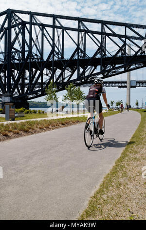 Les cyclistes sur la Promenade Samuel de Champlain, dans la ville de Québec, avec le fleuve Saint-Laurent, à Pont du pont de Québec au-delà Banque D'Images