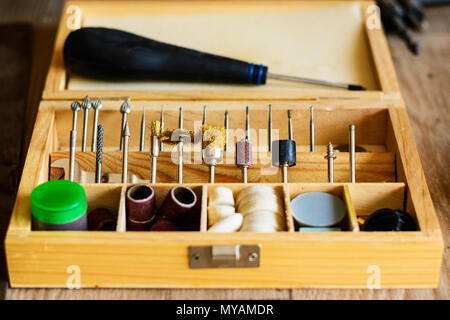 Ensemble de petits outils de rectification dans un coffret en bois. Dans un atelier de sculpture. Les outils dans un atelier de sculpture. Banque D'Images