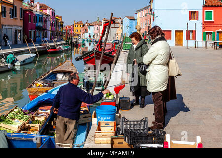 Les femmes achètent des fruits et légumes à partir d'un Mobile Shop, l'île de Burano, Venise, Italie Banque D'Images