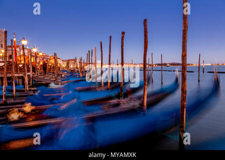 Gondoles amarrées au large de la Place Saint-Marc, Venise, Italie Banque D'Images