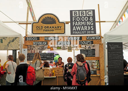 Les gens d'acheter de la nourriture à l'extérieur du vieux grenier et blocage des prix agricoles et alimentaires de la BBC signe à Hay Festival Food Hall chapiteau Hay-on-Wye au Pays de Galles UK KATHY DEWITT Banque D'Images