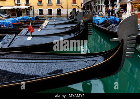 Gondoles amarrées au large de la Place Saint-Marc, Venise, Italie Banque D'Images