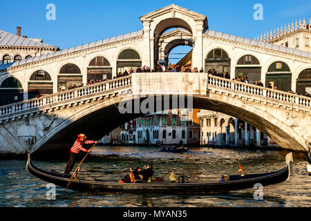 Les touristes de prendre une gondole sur le Grand Canal, Venise, Italie Banque D'Images