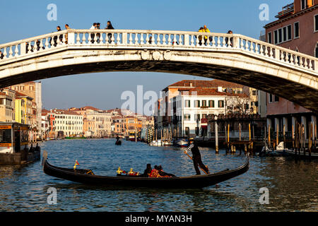 Les touristes de prendre une gondole sur le Grand Canal, Venise, Italie Banque D'Images