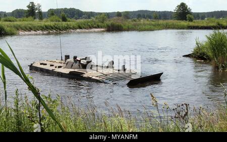 De troupes dans un Polish KHR-1 Suivi amphibie de combat d'infanterie naviguer un obstacle d'eau pendant la grève en Wierzbiny 18 Sabre, Pologne, le 04 juin 2018, le 4 juin 2018. Grève de sabre 2018 est la huitième édition de l'armée américaine de longue date par l'Europe exercice de coopération visant à améliorer l'interopérabilité entre les alliés et les partenaires régionaux. (Michigan Army National Guard photo : Capt Tyler Piper/relâché). () Banque D'Images