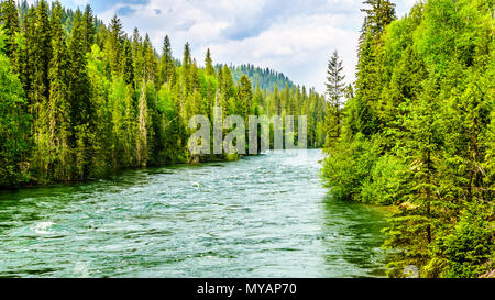 Les eaux de ruissellement du printemps dans la rivière Clearwater, dans le parc provincial Wells Gray dans le Cariboo Mountains of British Columbia, Canada Banque D'Images