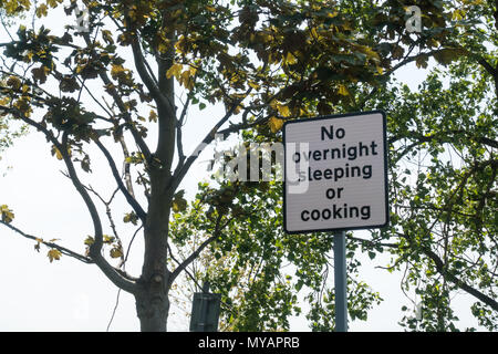 Pas de cuisson pour dormir ou un panneau d'avertissement dans un parking à Poole, Dorset, Royaume-Uni Banque D'Images