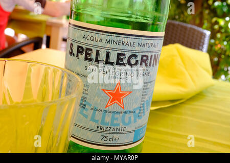 Bouteille d'eau de San Pellegrino, toscane, italie Banque D'Images